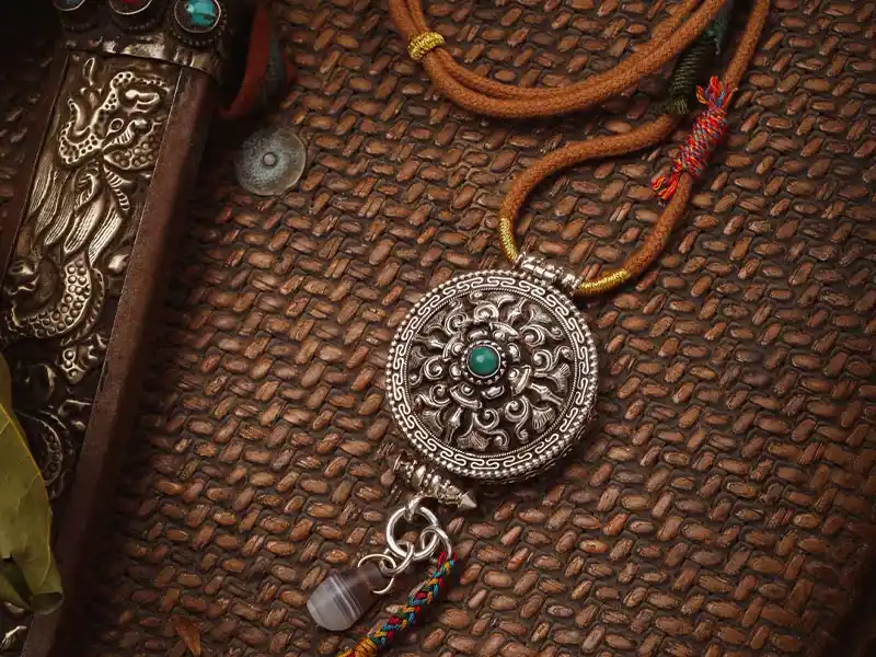 Necklaces & Pendants